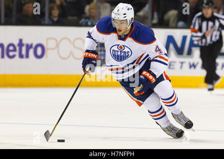 17. Dezember 2011; San Jose, CA, USA; Edmonton Oilers links Flügel Taylor Hall (4) Schlittschuhe mit dem Puck gegen die San Jose Sharks in der zweiten Periode im HP Pavilion. Stockfoto