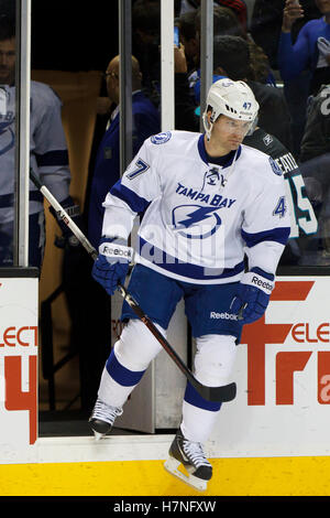 Dez 21, 2011, San Jose, Ca, USA; Tampa Bay Lightning defenseman von Marc-Andre Bergeron (47) Trägt das Eis vor dem Spiel gegen die San Jose Sharks am HP Pavillion. San Jose tampa bay besiegt 7-2. Stockfoto