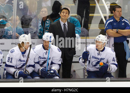 21. Dezember 2011; San Jose, CA, USA; Tampa Bay Lightning Trainer Guy Boucher steht hinter der Bank gegen die San Jose Sharks in der ersten Phase im HP Pavilion. Stockfoto