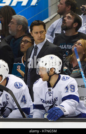 Dez 21, 2011, San Jose, Ca, USA; Tampa Bay Lightning Head Coach Kerl Boucher steht hinter der Bank gegen die San Jose Sharks in der dritten Periode bei HP Pavilion. San Jose besiegt Tampa Bay 7-2. Stockfoto