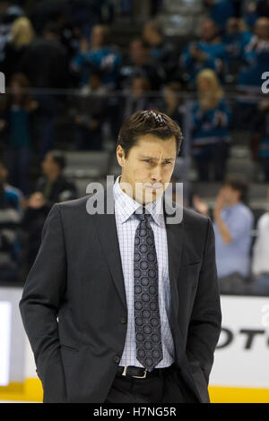 21. Dezember 2011; San Jose, CA, USA; Tampa Bay Lightning Trainer Guy Boucher geht über das Eis in der Umkleidekabine nach dem Spiel gegen die San Jose Sharks im HP Pavilion. San Jose besiegte Tampa Bay 7-2. Stockfoto