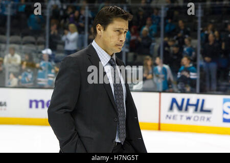 21. Dezember 2011; San Jose, CA, USA; Tampa Bay Lightning Trainer Guy Boucher geht über das Eis in der Umkleidekabine nach dem Spiel gegen die San Jose Sharks im HP Pavilion. San Jose besiegte Tampa Bay 7-2. Stockfoto
