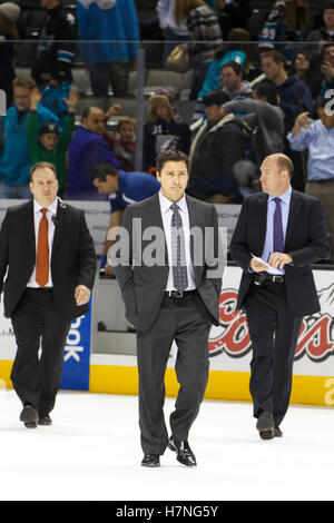 21. Dezember 2011; San Jose, CA, USA; Tampa Bay Lightning Trainer Guy Boucher (Mitte) geht über das Eis in der Umkleidekabine nach dem Spiel gegen die San Jose Sharks im HP Pavilion. San Jose besiegte Tampa Bay 7-2. Stockfoto