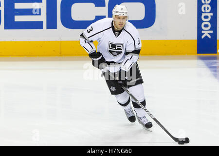 23. Dezember 2011; San Jose, CA, USA; Los Angeles Kings Verteidiger Jack Johnson (3) wärmt vor dem Spiel gegen die San Jose Sharks im HP Pavilion. Stockfoto