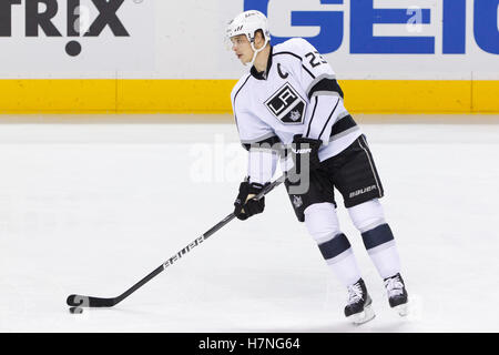 23. Dezember 2011; San Jose, CA, USA; Los Angeles Kings rechten Flügel Dustin Brown (23) erwärmt sich vor dem Spiel gegen die San Jose Sharks im HP Pavilion. Stockfoto