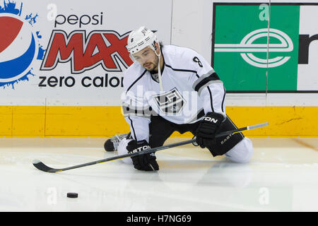 Dezember 2011; San Jose, CA, USA; der Verteidiger Drew Doughty (8) der Los Angeles Kings wärmt sich vor dem Spiel gegen die San Jose Sharks im HP Pavilion auf. San Jose besiegte Los Angeles 2-1 bei Schießereien. Stockfoto