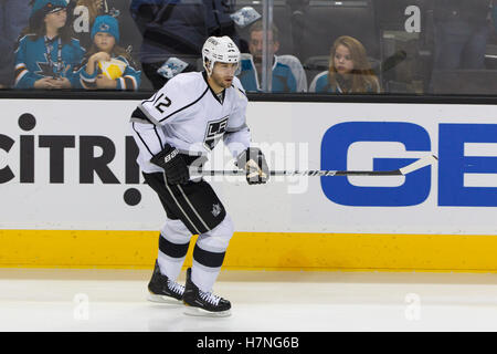 23. Dezember 2011; San Jose, CA, USA; Los Angeles Kings linken Flügel Simon Gagne (12) erwärmt sich vor dem Spiel gegen die San Jose Sharks im HP Pavilion. San Jose besiegte Los Angeles 2: 1 im Elfmeterschießen. Stockfoto