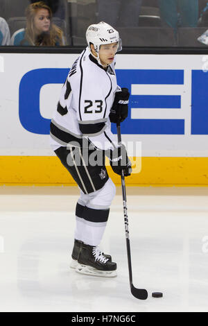 23. Dezember 2011; San Jose, CA, USA; Los Angeles Kings rechten Flügel Dustin Brown (23) erwärmt sich vor dem Spiel gegen die San Jose Sharks im HP Pavilion. San Jose besiegte Los Angeles 2: 1 im Elfmeterschießen. Stockfoto