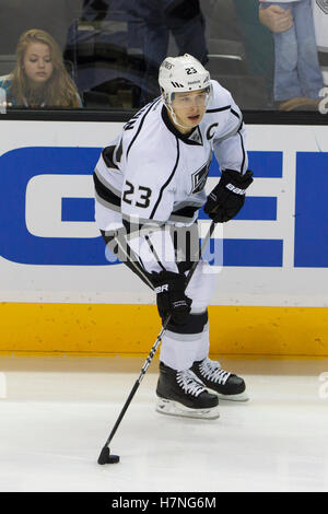 23. Dezember 2011; San Jose, CA, USA; Los Angeles Kings rechten Flügel Dustin Brown (23) erwärmt sich vor dem Spiel gegen die San Jose Sharks im HP Pavilion. San Jose besiegte Los Angeles 2: 1 im Elfmeterschießen. Stockfoto