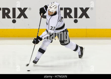 23. Dezember 2011; San Jose, CA, USA; Los Angeles Kings Verteidiger Willie Mitchell (33) erwärmt sich vor dem Spiel gegen die San Jose Sharks im HP Pavilion. San Jose besiegte Los Angeles 2: 1 im Elfmeterschießen. Stockfoto
