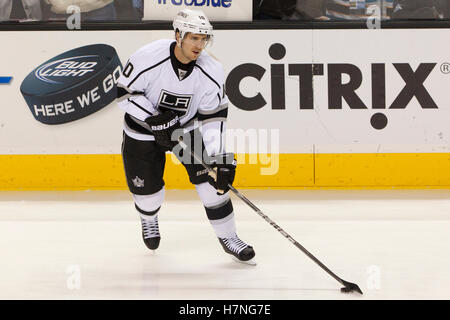 Dezember 2011; San Jose, CA, USA; das Los Angeles Kings Center Mike Richards (10) wärmt sich vor dem Spiel gegen die San Jose Sharks im HP Pavilion auf. San Jose besiegte Los Angeles 2-1 bei Schießereien. Stockfoto