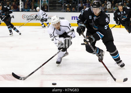 Dez 23, 2011, San Jose, Ca, USA; Los Angeles Kings Center Trevor Lewis (22) und San Jose Sharks defenseman Colin white (5) Erreichen für einen losen Kobold während des ersten Zeitraums auf HP Pavilion. Stockfoto