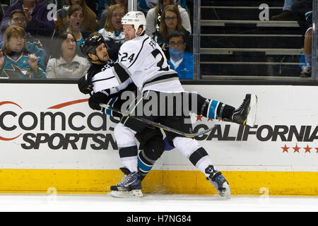 Dez 23, 2011, San Jose, Ca, USA; Los Angeles Kings Center Colin Fraser (24) überprüft, San Jose Sharks center Andrew Desjardins (69) gegen die Bretter in der ersten Periode bei HP Pavilion. Stockfoto