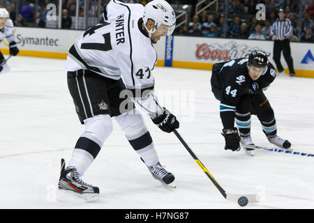 23. Dezember 2011; San Jose, CA, USA; Los Angeles Kings rechts Flügel Trent Hunter (47) Schlittschuhe mit dem Puck vorbei an San Jose Sharks Verteidiger Marc-Édouard Vlasic (44) in der ersten Phase im HP Pavilion. Stockfoto