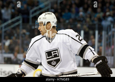 Dez 23, 2011, San Jose, Ca, USA; Los Angeles Kings Center Trevor Lewis (22) Bevor ein gegen die San Jose Sharks in der ersten Periode am HP Pavillion. San Jose besiegte Los Angeles 2-1 in Schießereien. Stockfoto