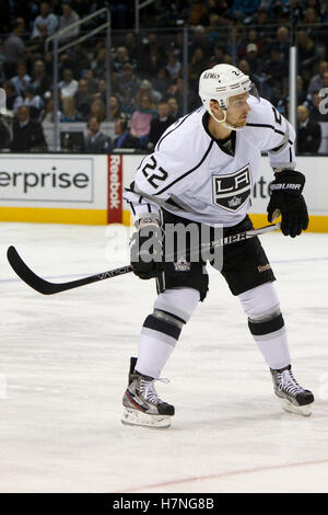 23. Dezember 2011; San Jose, CA, USA; Los Angeles Kings center Trevor Lewis (22) vor ein Gesicht aus gegen die San Jose Sharks in der ersten Phase im HP Pavilion. San Jose besiegte Los Angeles 2: 1 im Elfmeterschießen. Stockfoto