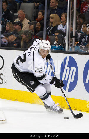 Dez 23, 2011, San Jose, Ca, USA; Los Angeles Kings Center Trevor Lewis (22) Skates mit dem Puck gegen die San Jose Sharks in der ersten Periode am HP Pavillion. San Jose besiegte Los Angeles 2-1 in Schießereien. Stockfoto