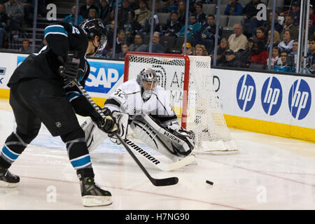 Dezember 2011; San Jose, CA, USA; Jonathan Quick (32), Torhüter der Los Angeles Kings, stoppt einen Schuss von Patrick Marleau (12) aus dem linken Flügel der San Jose Sharks während der zweiten Periode im HP Pavilion. Stockfoto