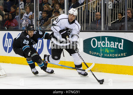 Dezember 2011; San Jose, CA, USA; Willie Mitchell (33), Verteidiger der Los Angeles Kings, fährt mit dem Puck am linken Flügel der San Jose Sharks vorbei Ryane Clowe (29) während der zweiten Periode im HP Pavilion. Stockfoto