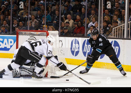 23. Dezember 2011; San Jose, CA, USA; Los Angeles Kings Verteidiger Slava Voynov (26) blockt einen Schuss von San Jose Sharks linken Flügel Patrick Marleau (12) während der zweiten Periode im HP Pavilion. Stockfoto