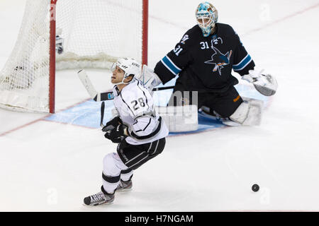 23. Dezember 2011; San Jose, CA, USA; Los Angeles Kings Center Jarret Stoll (28) reagiert nach seinem Schuss von San Jose Sharks Torhüter Antti Niemi (31) bei Schießereien im HP Pavilion gerettet wurde. San Jose besiegte Los Angeles 2: 1 im Elfmeterschießen. Stockfoto