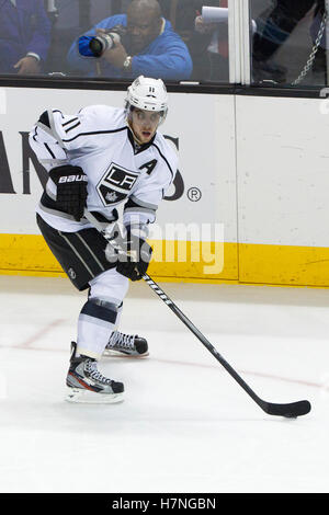 Dez 23, 2011, San Jose, Ca, USA; Los Angeles Kings Center anze kopitar (11) Skates mit dem Puck gegen die San Jose Sharks in der dritten Periode bei HP Pavilion. San Jose los angeles 2-1 besiegt in Schießereien. Stockfoto