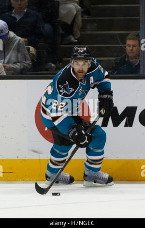 Januar 2012; San Jose, CA, USA; Dan Boyle (22), Verteidiger der San Jose Sharks, Skateboard mit dem Puck gegen die Calgary Flames während der ersten Periode im HP Pavilion. Stockfoto