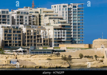 Valletta, ummauerte Stadt Hafen von Malta. Blick von der Stadt in Richtung Sliema mit new Development bei Tigne Point. Stockfoto