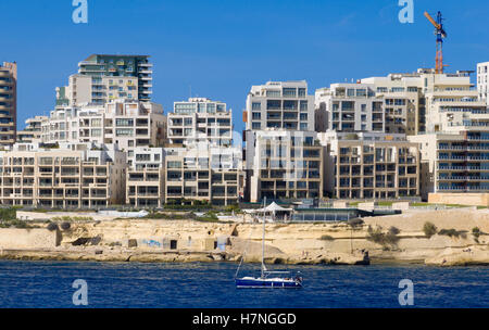 Valletta, ummauerte Stadt Hafen von Malta. Blick von der Stadt in Richtung Sliema mit new Development bei Tigne Point. Stockfoto