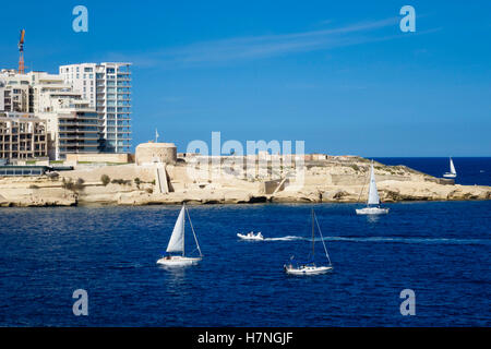 Valletta, ummauerte Stadt Hafen von Malta. Blick von der Stadt in Richtung Sliema mit new Development bei Tigne Point. Stockfoto