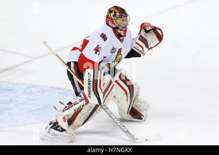 19. Januar 2012; San Jose, CA, USA; Ottawa Senators Torwart Craig Anderson (41) wärmt sich vor dem Spiel gegen die San Jose Sharks im HP Pavilion. Stockfoto