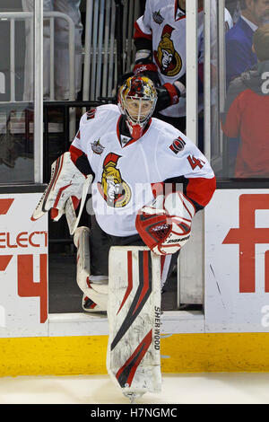19. Januar 2012; San Jose, CA, USA; Ottawa Senators Torwart Craig Anderson (41) tritt das Eis vor dem Spiel gegen die San Jose Sharks im HP Pavilion. Ottawa besiegt San Jose 4-1. Stockfoto