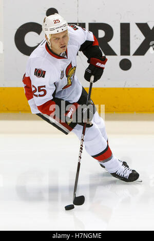 19. Januar 2012; San Jose, CA, USA; Ottawa Senators rechter Flügel Chris Neil (25) wärmt sich vor dem Spiel gegen die San Jose Sharks im HP Pavilion. Ottawa besiegte San Jose mit 4:1. Stockfoto