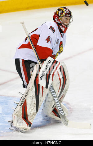 19. Januar 2012; San Jose, CA, USA; Ottawa Senators Torwart Craig Anderson (41) erwärmt sich vor dem Spiel gegen die San Jose Sharks im HP Pavilion. Ottawa besiegt San Jose 4-1. Stockfoto