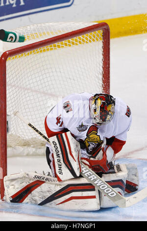 19. Januar 2012; San Jose, CA, USA; Ottawa Senators Torwart Craig Anderson (41) spart ein Schuss gegen die San Jose Sharks in der ersten Phase im HP Pavilion. Stockfoto