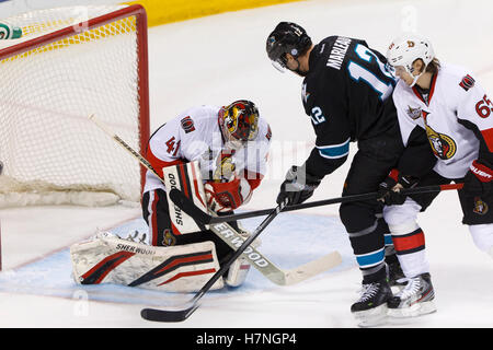 Jan 19, 2012, San Jose, Ca, USA; Ottawa Senators goalie Craig Anderson (41) speichert ein Schuß vor San Jose Sharks linken Flügel Patrick Marleau(12) während der ersten Zeit bei HP Pavilion. Stockfoto