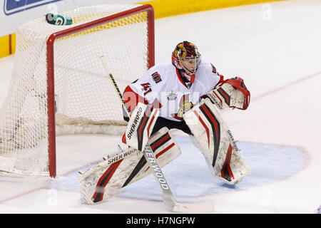 19. Januar 2012; San Jose, CA, USA; Ottawa Senators Torwart Craig Anderson (41) verteidigt sein Tor gegen die San Jose Sharks in der ersten Phase im HP Pavilion. Ottawa besiegt San Jose 4-1. Stockfoto