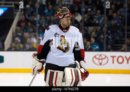 19. Januar 2012; San Jose, CA, USA; Ottawa Senators Torwart Craig Anderson (41) während einer Spielunterbrechung im Spiel gegen die San Jose Sharks in der zweiten Periode im HP Pavilion. Ottawa besiegt San Jose 4-1. Stockfoto