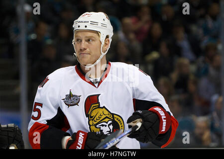 19. Januar 2012; San Jose, CA, USA; Ottawa Senators rechten Flügel Chris Neil (25) vor einem-Face off gegen die San Jose Sharks in der zweiten Periode im HP Pavilion. Ottawa besiegt San Jose 4-1. Stockfoto