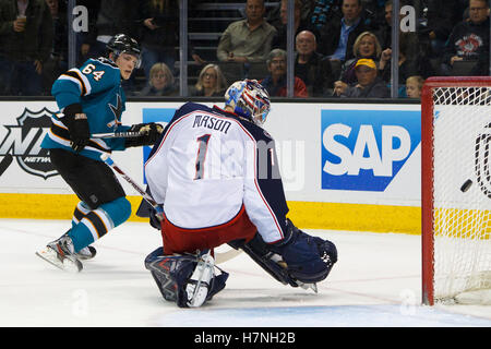 Januar 31, 2012; San Jose, CA, USA; Jamie McGinn (64) erzielt in der zweiten Phase im HP Pavilion ein Tor hinter dem Torwart Steve Mason der Columbus Blue Jackets. Stockfoto