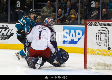 Januar 31, 2012; San Jose, CA, USA; Jamie McGinn (64) erzielt in der zweiten Phase im HP Pavilion ein Tor hinter dem Torwart Steve Mason der Columbus Blue Jackets. Stockfoto