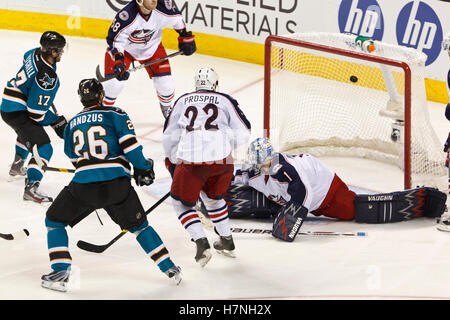 31. Januar 2012; San Jose, CA, USA; San Jose Sharks zentrieren Michal Handzus (26) Partituren ein Ziel vorbei an Columbus Blue Jackets Torwart Steve Mason (1) während der dritten Periode im HP Pavilion. San Jose besiegte Columbus 6-0. Stockfoto