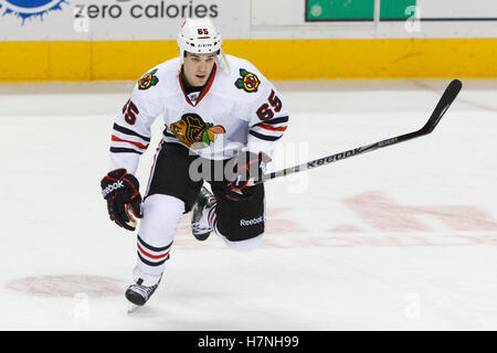 10. Februar 2012; San Jose, CA, USA; Chicago Blackhawks Center Andrew Shaw (65) wärmt sich vor dem Spiel gegen die San Jose Sharks im HP Pavilion. Stockfoto