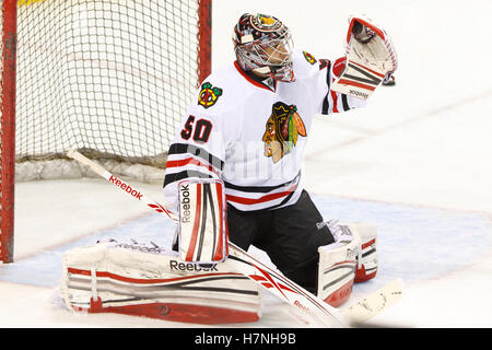 10. Februar 2012; San Jose, CA, USA; Chicago Blackhawks Torwart Corey Crawford (50) erwärmt sich vor dem Spiel gegen die San Jose Sharks im HP Pavilion. Stockfoto