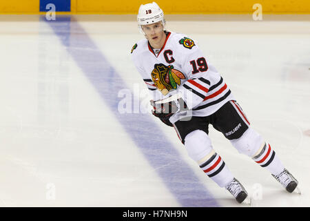Februar 2012; San Jose, CA, USA; Chicago Blackhawks Center Jonathan Toews (19) wärmt sich vor dem Spiel gegen die San Jose Sharks im HP Pavilion auf. San Jose besiegte Chicago mit 5:3. Stockfoto