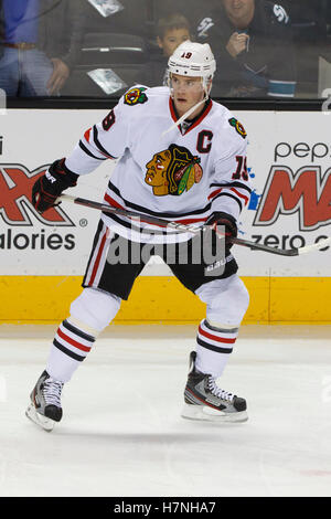 Februar 2012; San Jose, CA, USA; Chicago Blackhawks Center Jonathan Toews (19) wärmt sich vor dem Spiel gegen die San Jose Sharks im HP Pavilion auf. San Jose besiegte Chicago mit 5:3. Stockfoto