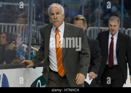 10. Februar 2012; San Jose, CA, USA; Chicago Blackhawks Cheftrainer Joel Quenneville über das Eis auf der Bank vor dem zweiten Punkt gegen die San Jose Sharks im HP Pavilion geht. Stockfoto