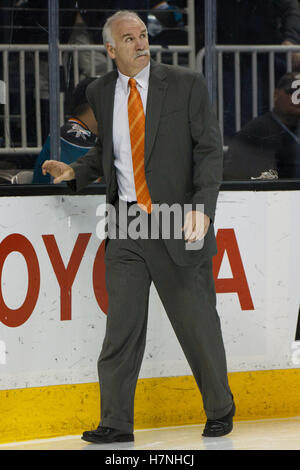 10. Februar 2012; San Jose, CA, USA; Chicago Blackhawks Cheftrainer Joel Quenneville über das Eis auf der Bank vor dem zweiten Punkt gegen die San Jose Sharks im HP Pavilion geht. Stockfoto