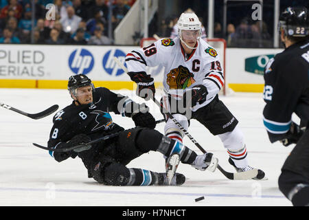 10. Februar 2012; San Jose, CA, USA; Chicago Blackhawks Zentrum Jonathan Toews (19) klopft San Jose Sharks Center Joe Pavelski (8) auf dem Eis während der zweiten Periode im HP Pavilion. Stockfoto