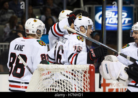 10. Februar 2012; San Jose, CA, USA; Chicago Blackhawks Center Marcus Krüger (16) ist von Teamkollegen gratulierte nach ein Tor gegen die San Jose Sharks in der zweiten Periode im HP Pavilion. Stockfoto